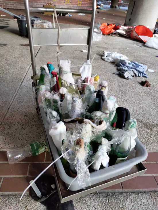 直击港理工:桌椅被烧得只剩框架、有上百枚汽油弹