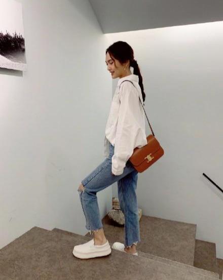 杨丞琳穿牛仔裤的视频,杨丞琳穿红鞋拼色牛仔裤