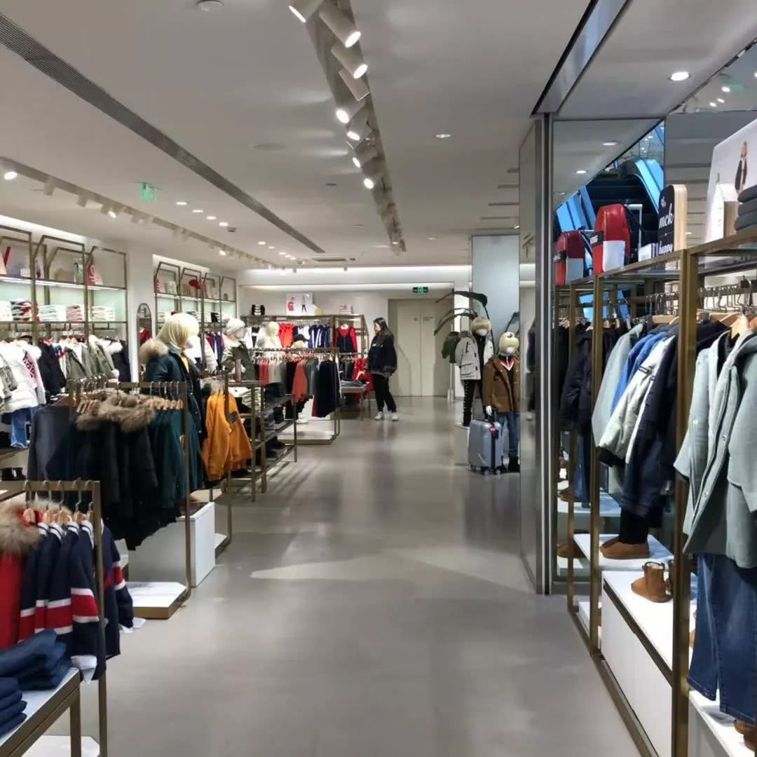 我带身高155的同事来到童装部，结果她逛疯了……