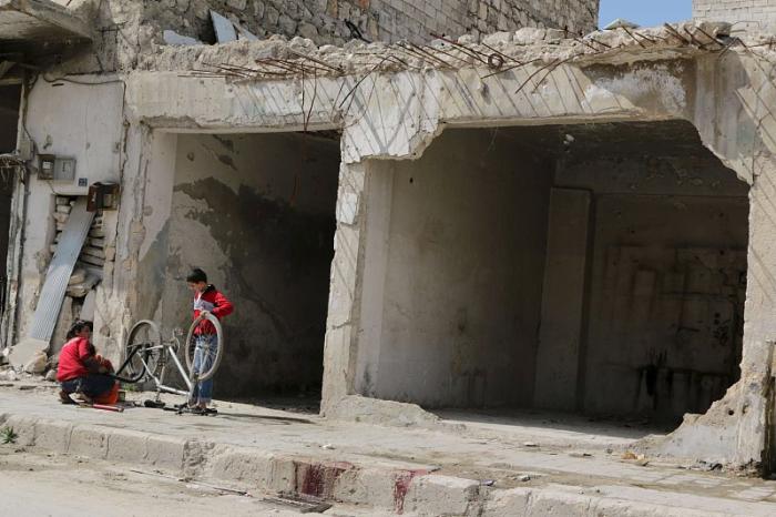 朝鲜人骑的自行车坏了，怎么修？