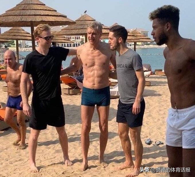 女足进球脱球衣滑跪庆祝,进球后脱衣庆祝