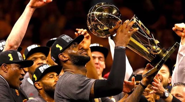 16年骑士夺冠詹皇跪地痛哭,16年骑士夺冠总决赛抢七全程