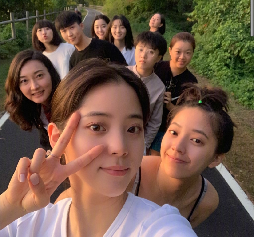 人人都爱虞书欣？娱乐圈穷养女和富养女的区别竟这么大！