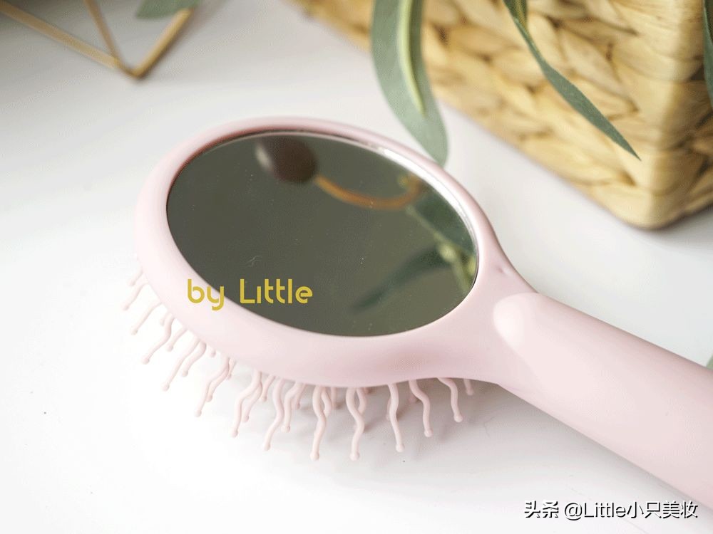 可以抚平毛躁碎发的梳子随身携带,适合湿梳的梳子