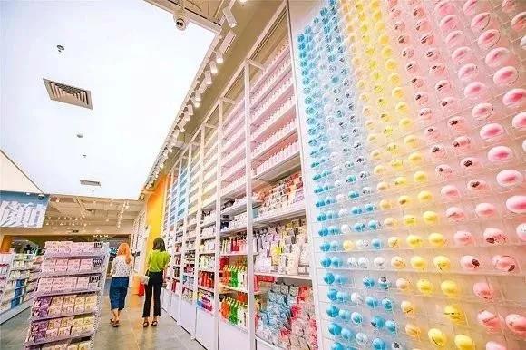 店播+快时尚+网红场景=业绩20万/店/天“调色师”这么玩不火才怪