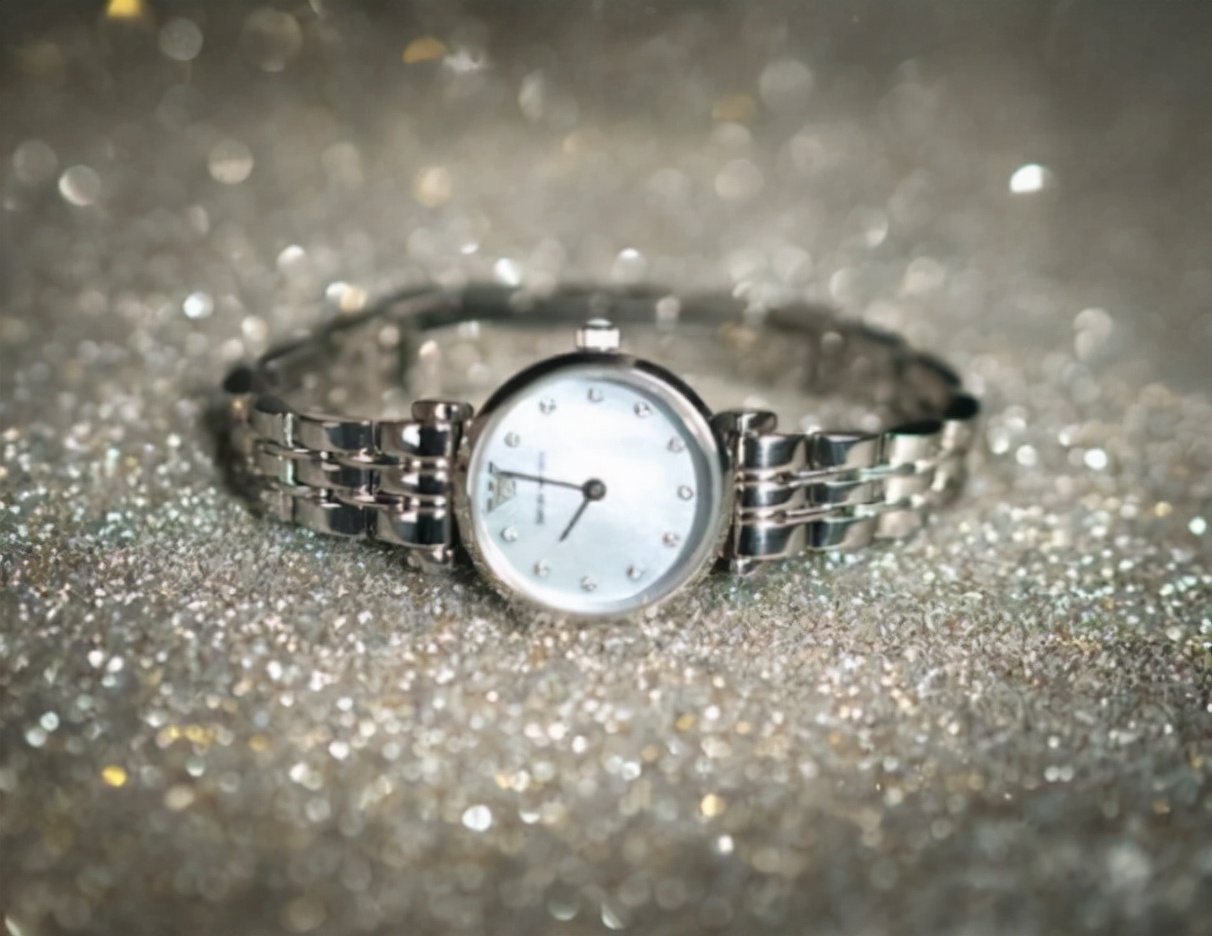 兄弟女朋友过生日送什么礼物合适,第一次陪女朋友过生日送什么礼物