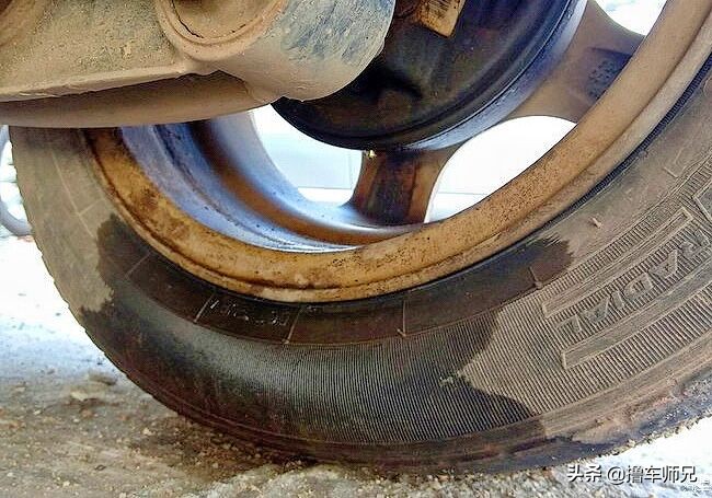 开车刹车突然咯噔一下,启动汽车时刹车踏板下沉怎么回事