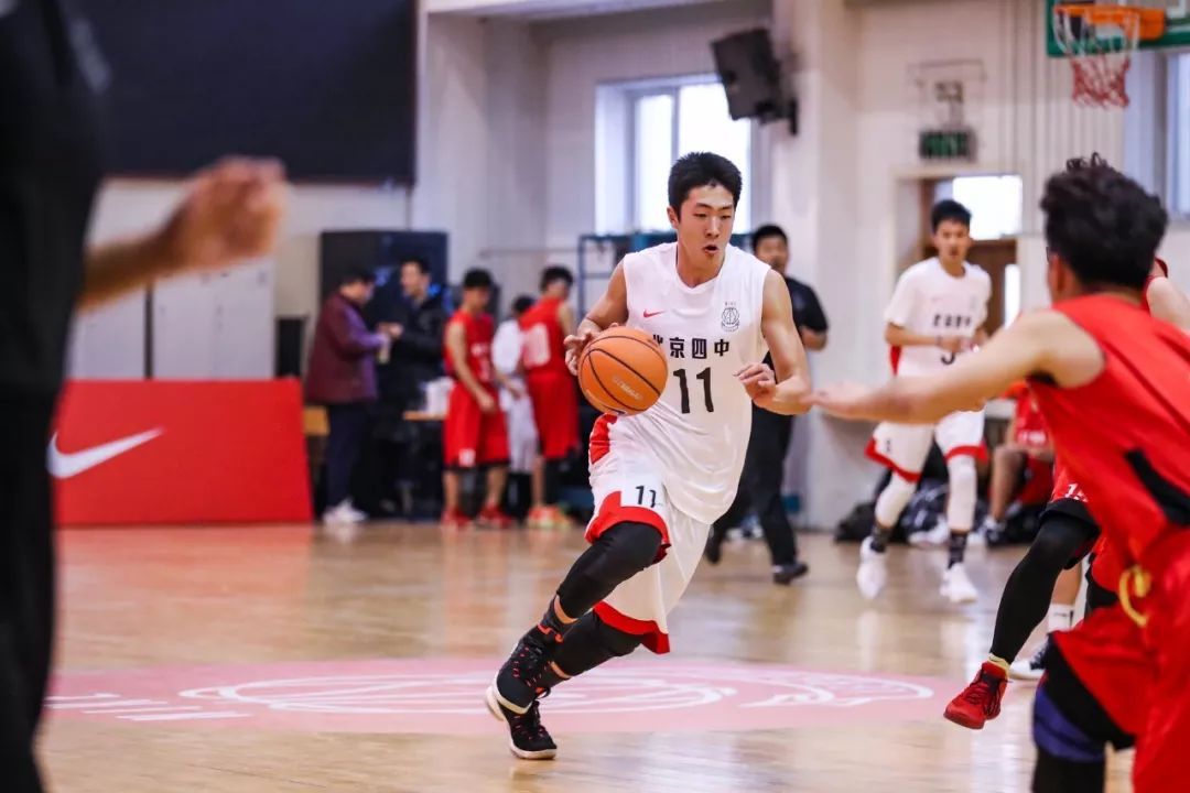 新·十六强齐亮相高中赛场惊现*力暴**隔扣丨18-19耐克高中联赛