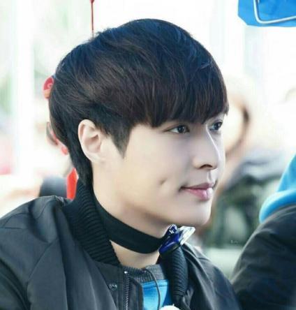 一家七口挤两个卧室,一家7口挤在一个大房子里