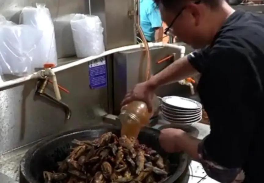 山东百年炖鱼店，鱼鳞鱼刺一起吃，一年用坏500个勺全市无人不晓