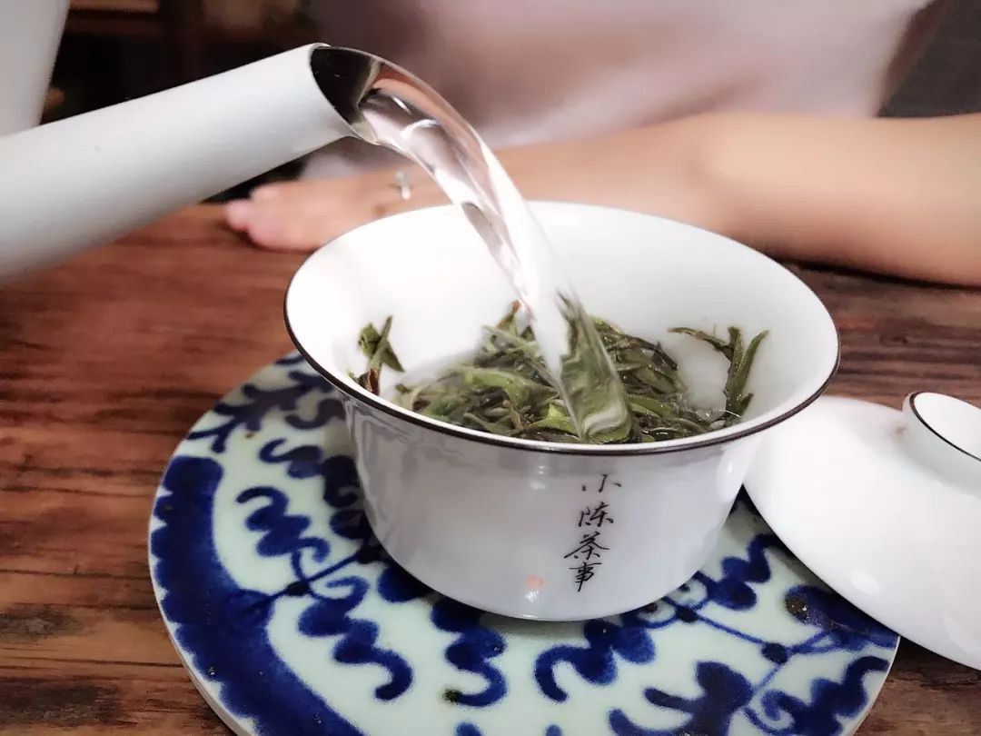盖碗冲泡白茶的投茶量,白茶紧压白茶冲泡方法图解