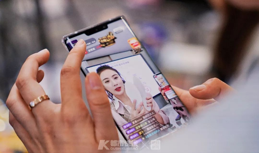 “薇娅李佳琦坐飞机，我走路”有时月入6位数，有时焦虑到要崩溃