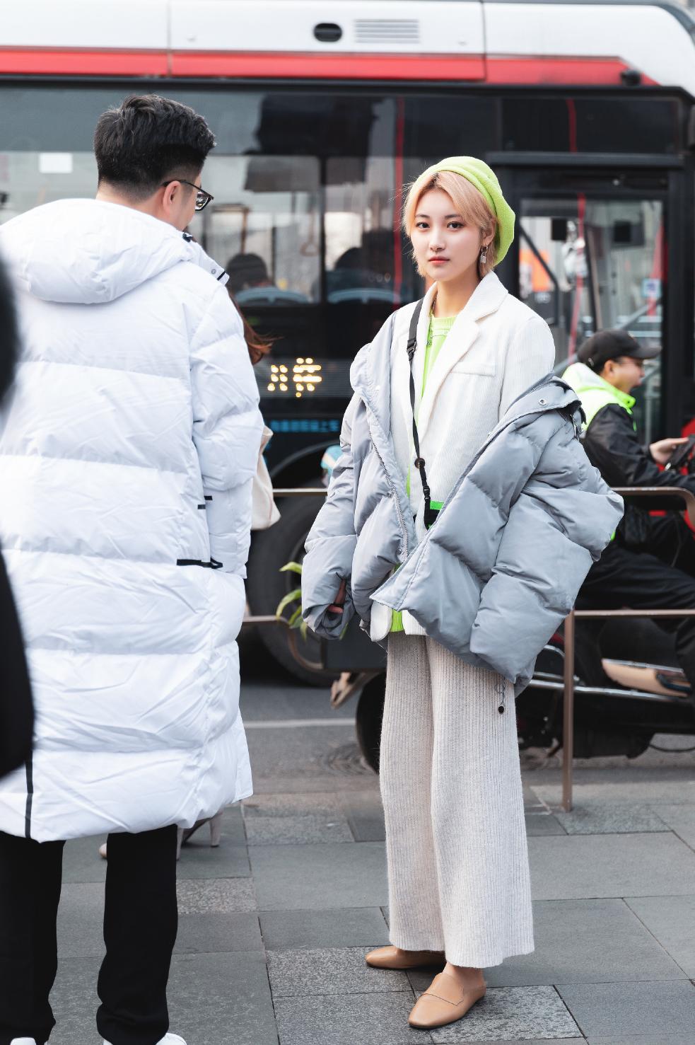 奶黄色短羽绒服穿什么裤子好看,运动羽绒服下面搭配什么裤子时尚