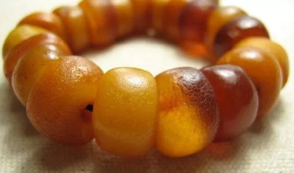 经常戴琥珀蜜蜡有什么好处,戴琥珀蜜蜡有什么好处和功效吗
