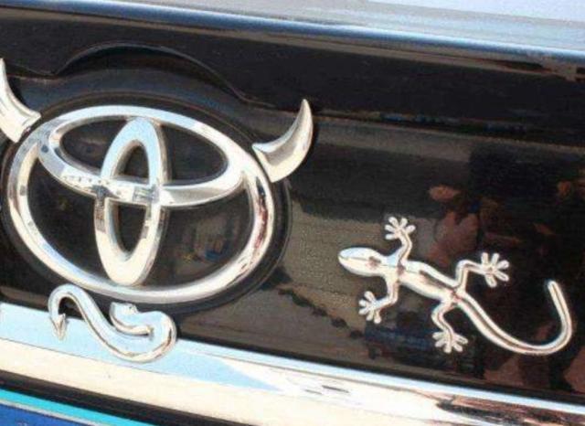 壁虎贴车尾有什么讲究,车尾贴壁虎一个好还是二个好