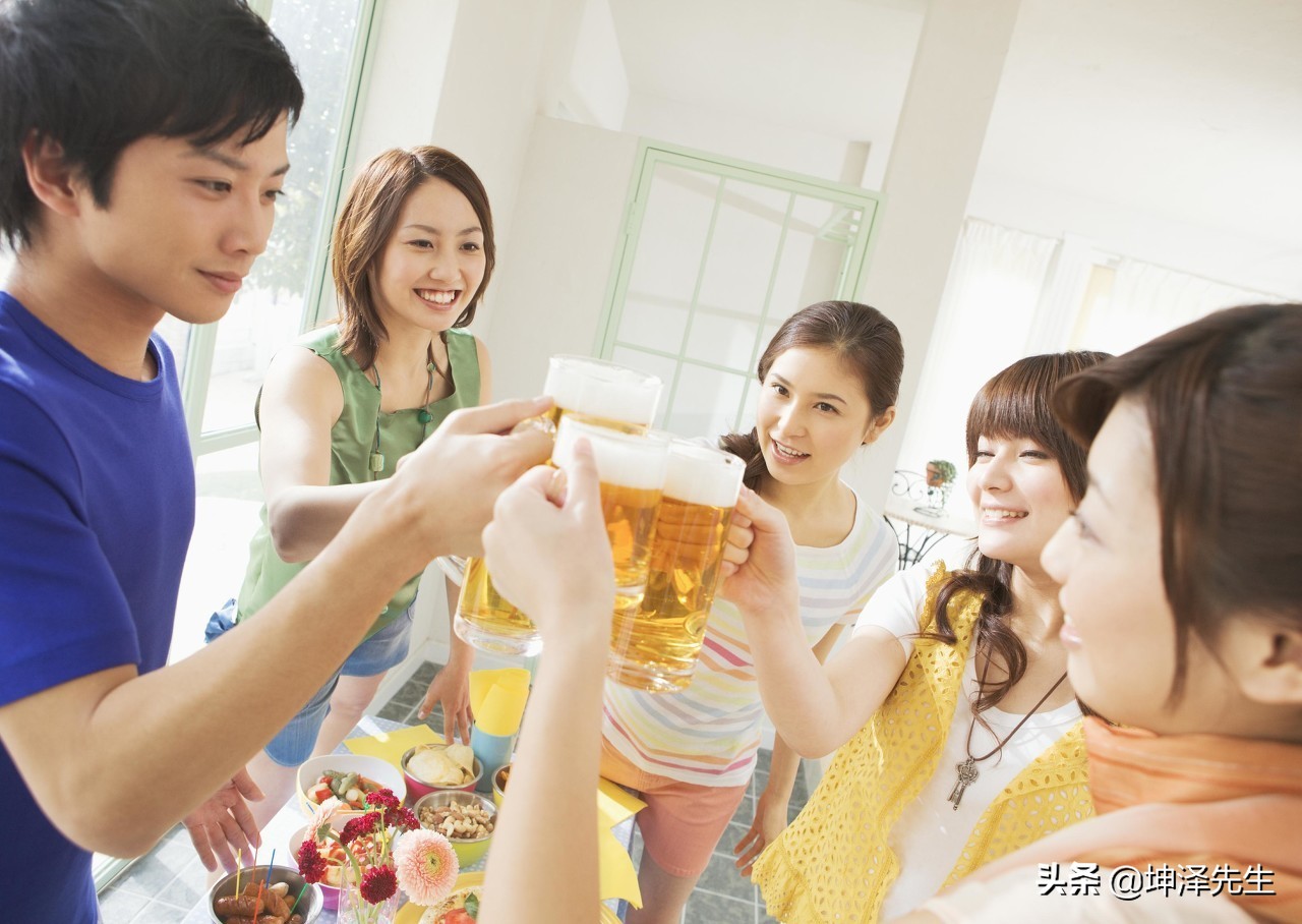 聚会话特别多的人是什么心理,聚会不说话的人最有本事