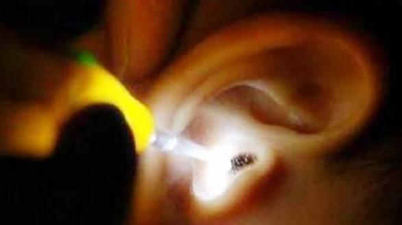 4岁宝宝突然夜里说一只耳朵疼,4岁孩子半夜突然说耳朵疼