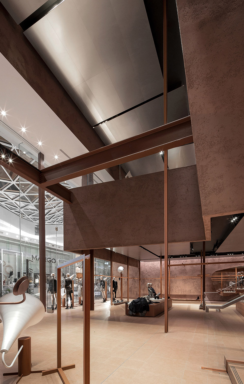 UR伦敦旗舰店，紫砂色彩提炼的空间表达了东方。