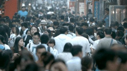 “齐”心“鲁”力｜脱我旧时裳著我战时袍——看白衣战袍上的那些“吸睛”字符