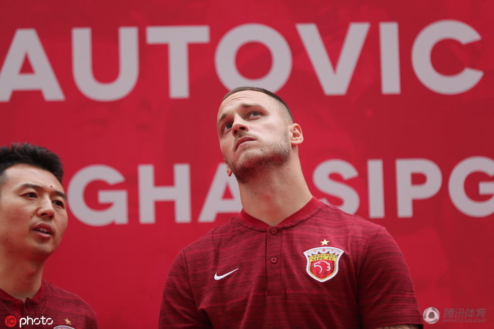 上港新援展示7号球衣阿瑙托维奇接班武磊
