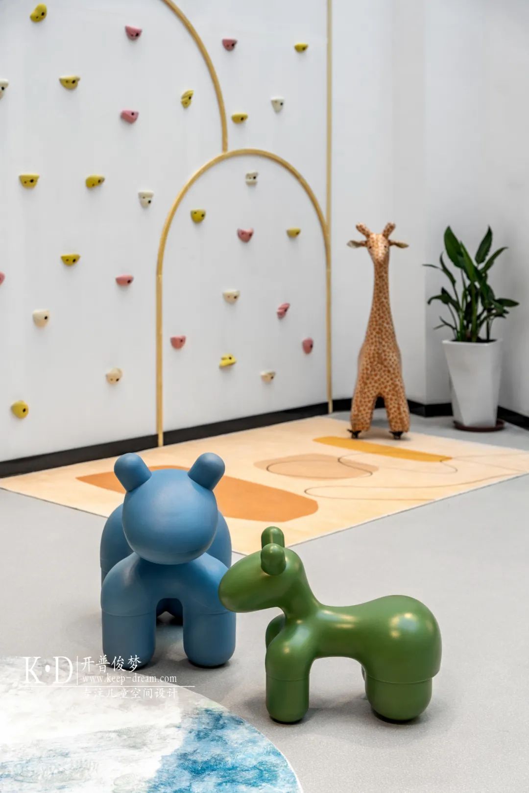 泉州金碧辉煌的幼儿园,泉州幼儿园空间设计效果图