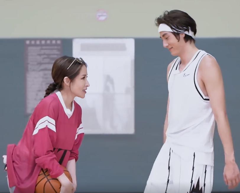 黄皓投篮砸到萧亚轩肚子，女神生气，小男友双手捂头像犯错小朋友