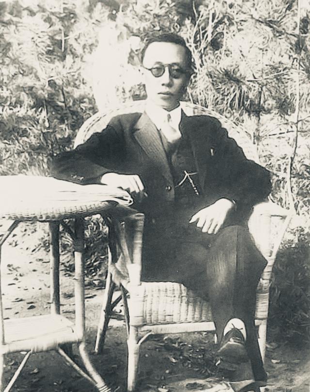 二郎腿为什么翘得很直,为什么翘二郎腿会脚往上翘