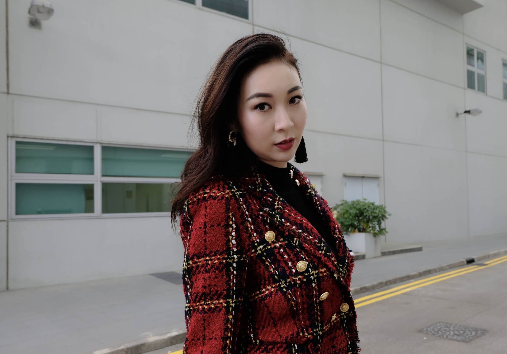 香港著名女星逆境下开奶茶店，亲自制作饮品，冒雨派发传单做宣传