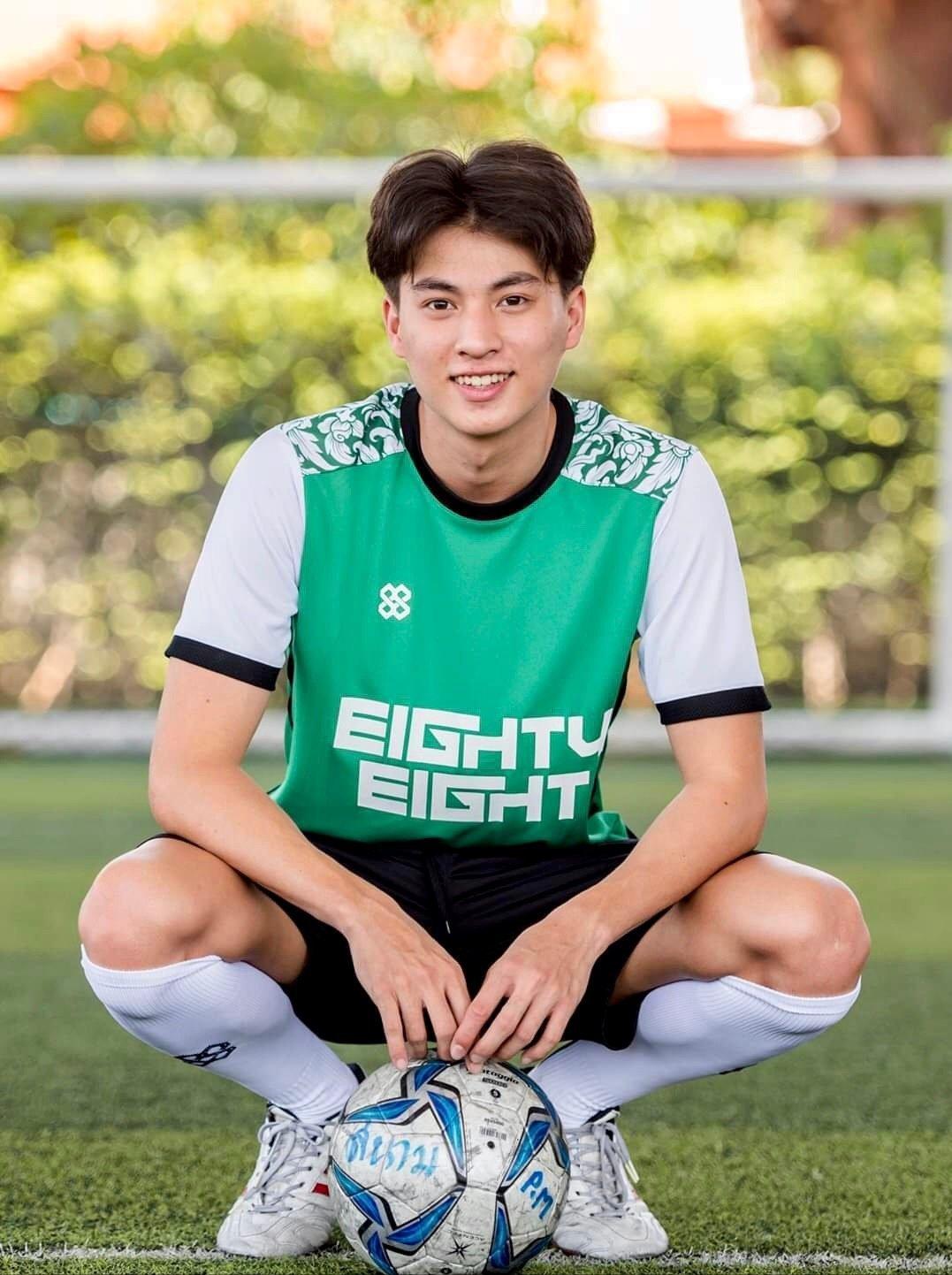 足球少年糕卡娜：热爱足球的他快乐无比