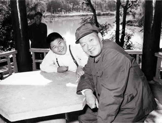 邵华和儿媳刘滨珍贵合影,婆媳其乐融融,邵华非常疼爱儿媳刘滨