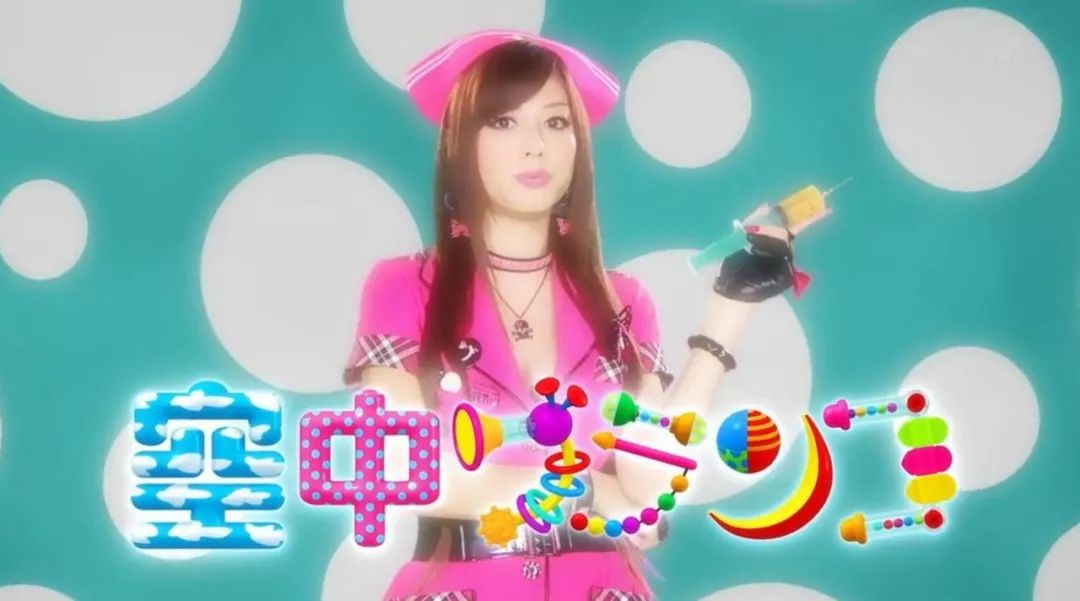 诱惑女护士真人演出，画风怪诞，却是心理治疗动画