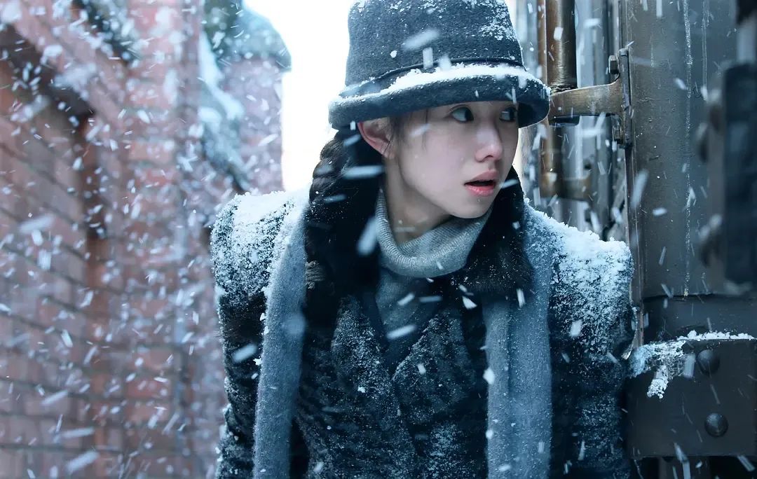 张艺谋到底有多宠刘浩存,刘浩存张艺谋悬崖之上采访