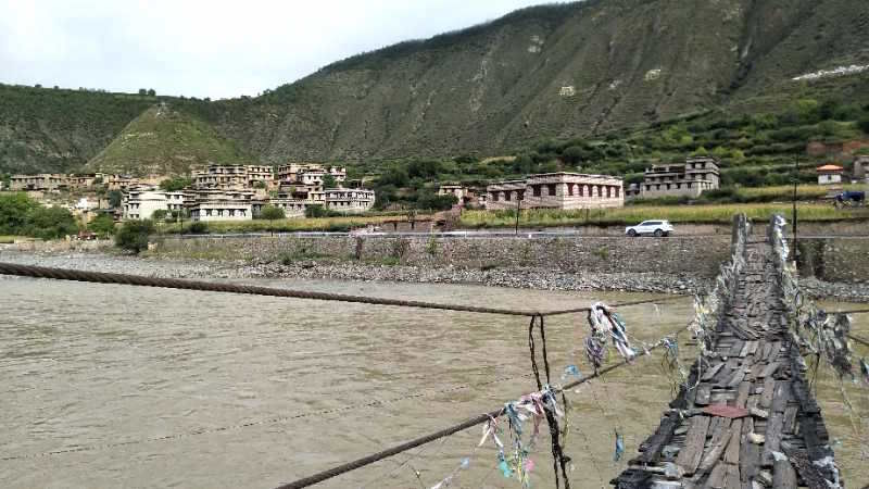 凉山旅游景点古村古寨古镇,四川凉山悬崖上的村庄旅游