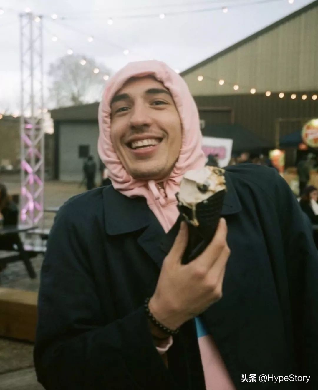 受邀牛津大学演讲第一人，他才是打败梅西C罗的新一代足球明星