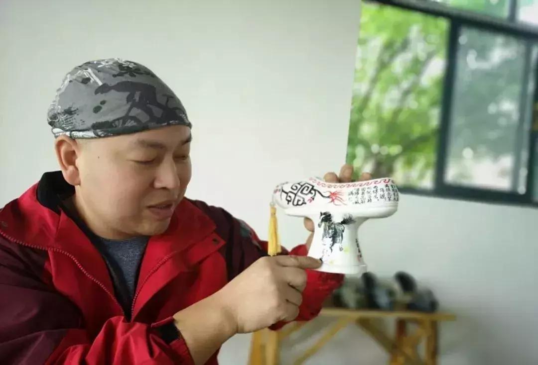 走遍中国的“寻鞋哥”来了！这回居然换上“军乐造”