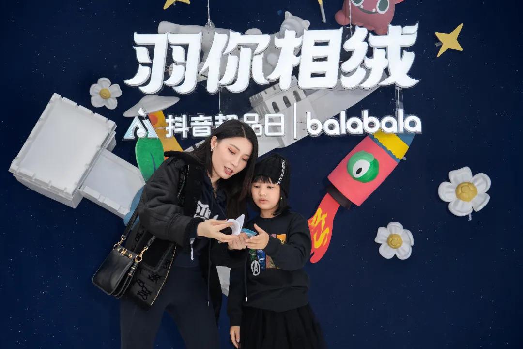 爬雄伟长城,看balabala“羽你相绒”大秀,孩子们的冬天充满想象