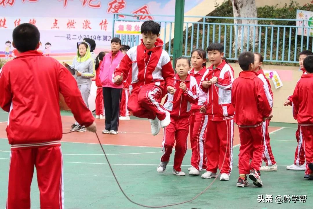 课间做广播体操,在教室做的广播体操