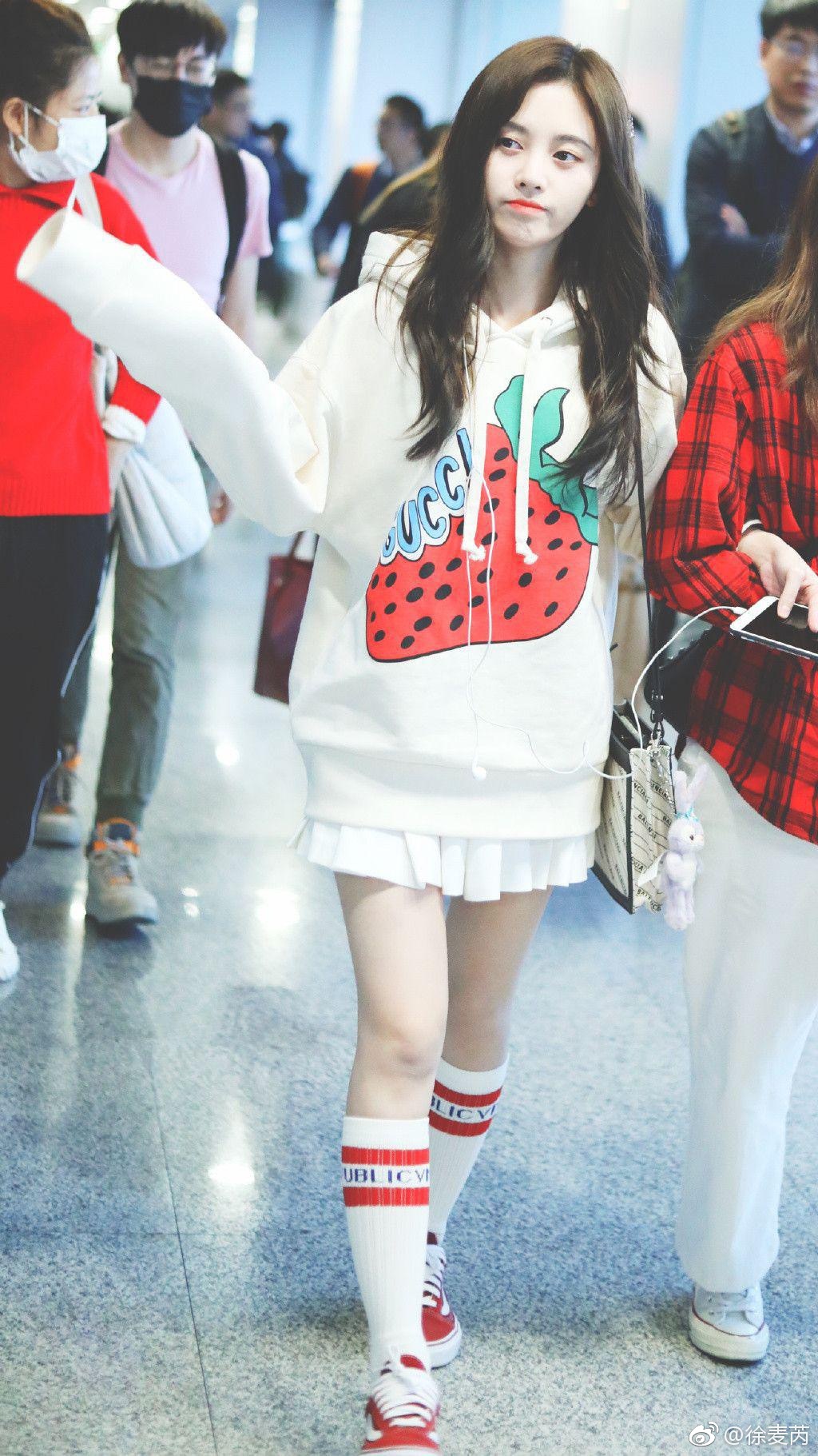 鞠婧祎机场穿搭春装,鞠婧祎机场条纹卫衣