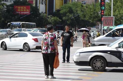 黄灯过线变红灯算闯红灯吗,刚刚过线就变成红灯