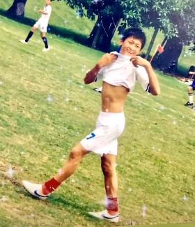 1条腿,一条腿一根拐杖的残疾老人