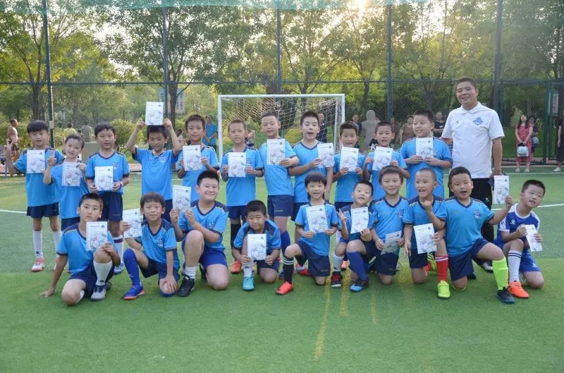 于根伟现在踢球,16岁少年和于根伟踢球