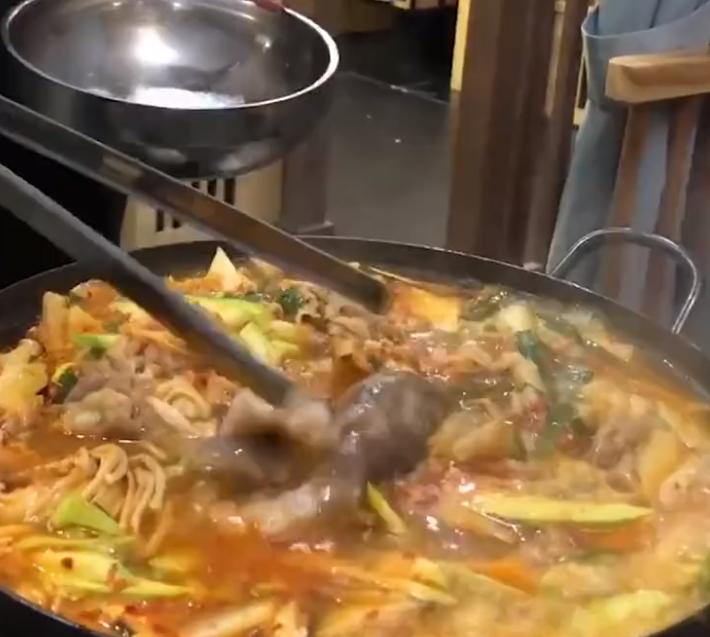 浙江一女子吃火锅下活章鱼,女子生吃活章鱼被粘住嘴