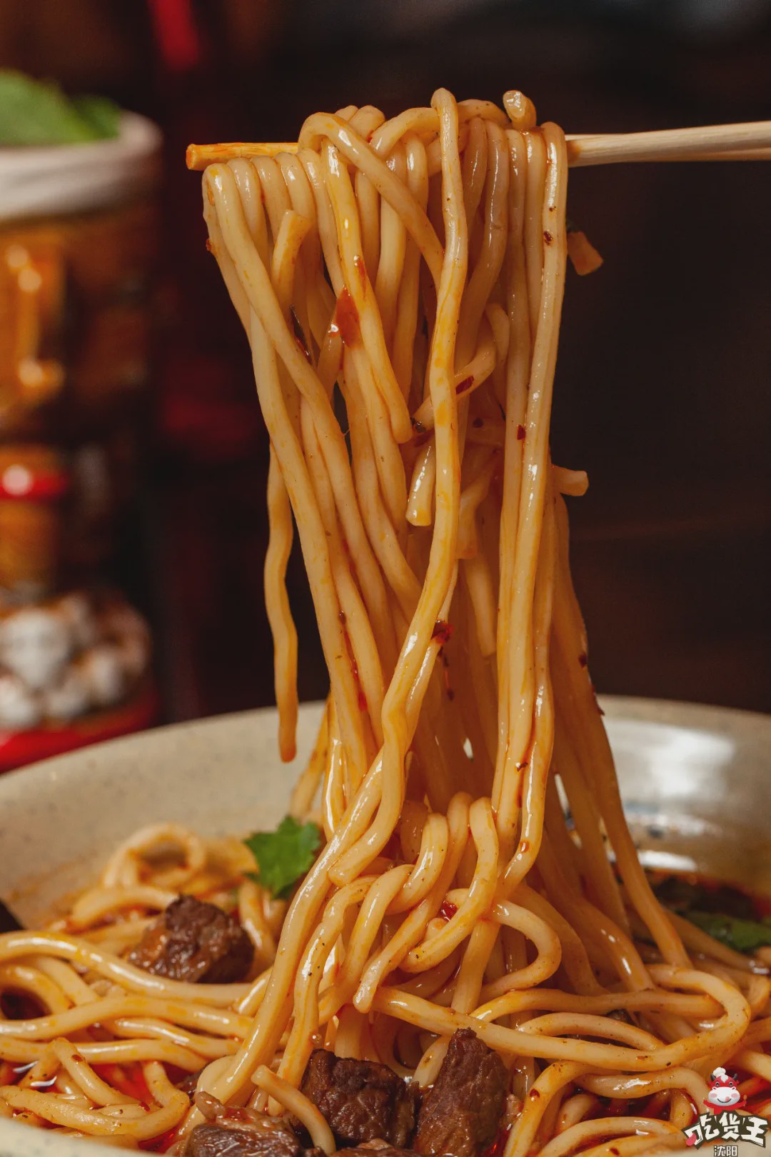 这家藏在居民楼里の「复古酒吧」，居然靠着“人气美食”上位？