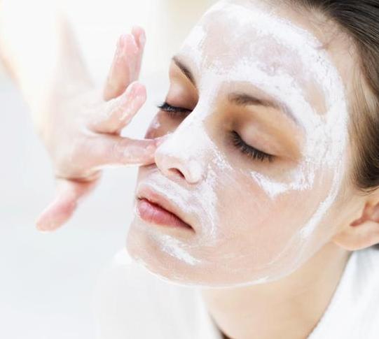 嘴巴抿起来有白色小颗粒怎么去除,抿嘴下巴颗粒怎么去除