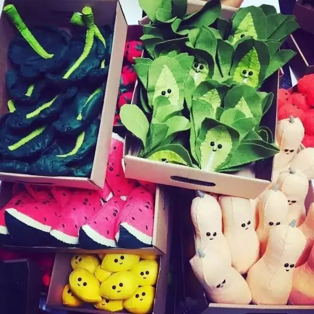 一个95后美女开了一家超市,85后美女开了一家超市