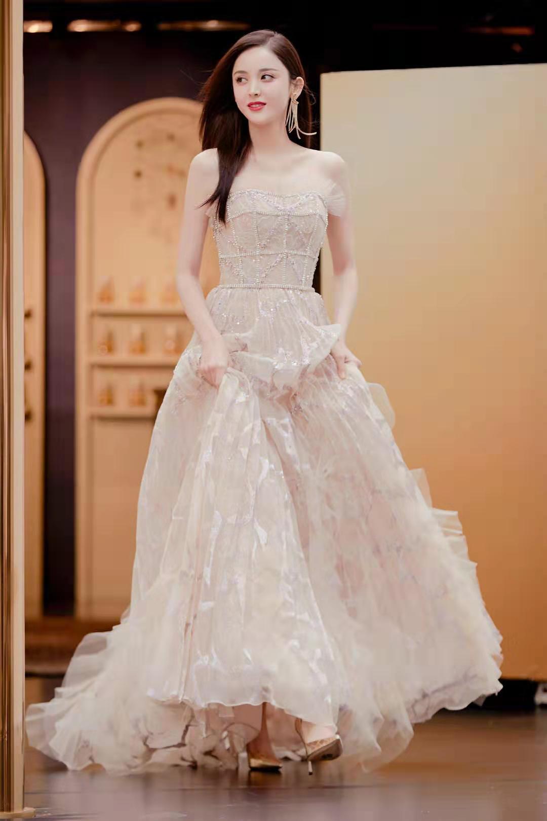 古力娜扎一袭露肩白裙秀眸明亮,古力娜扎穿吊肩抹胸裙