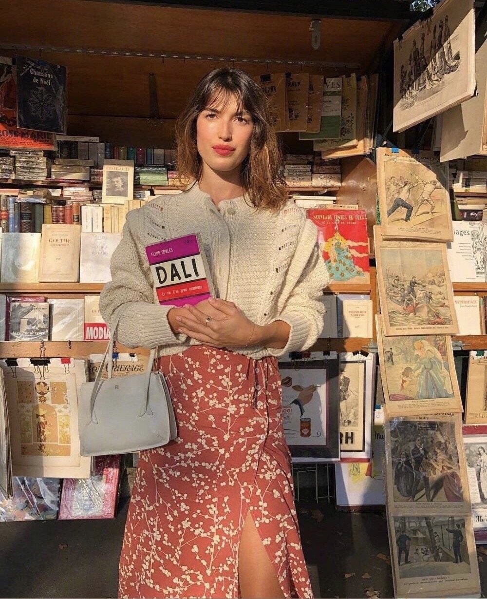 夏季针织开衫穿搭技巧视频,宽松慵懒风针织中长款开衫搭配