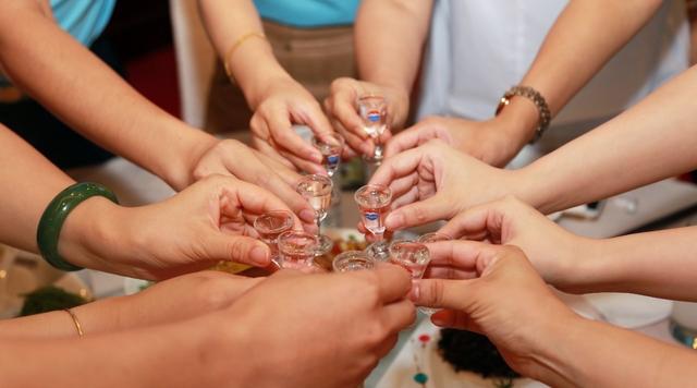 阿里女员工喝的白酒,阿里女员工遭上司灌酒事件