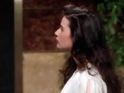 美艳女星出书爆料：15岁遭性侵、42岁流产，还被迫三人行？