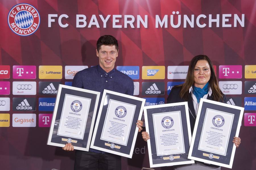 “欲追梅罗，先平莱万”，当今足坛第一中锋，锋线球员的模板